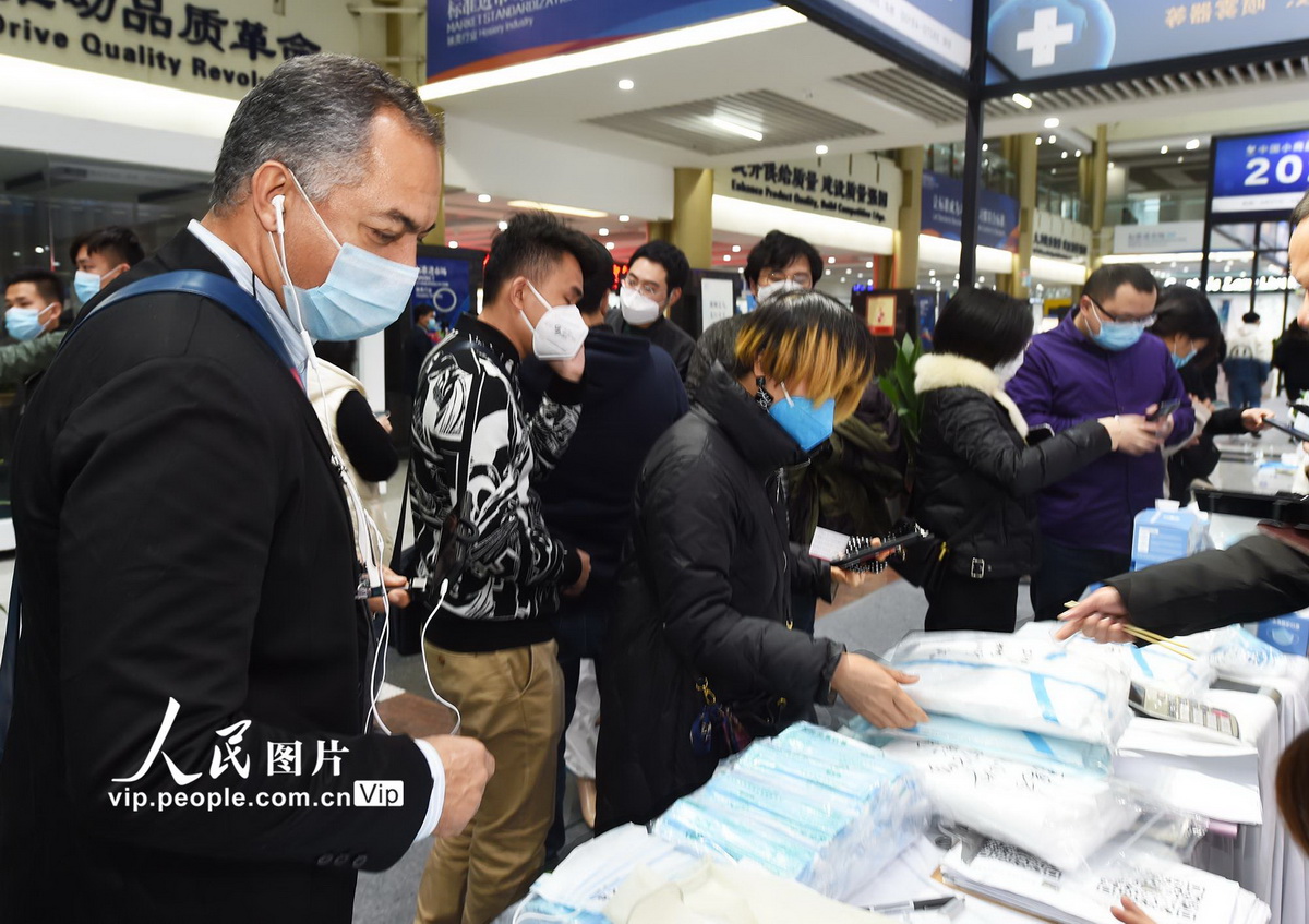 4月3日，一名外商在防疫商品對接現場採購洽談口罩。