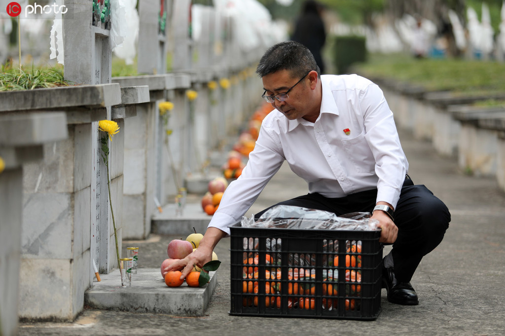 4月3日，代祭掃人員為烈士擺放水果。 王俞/IC photo