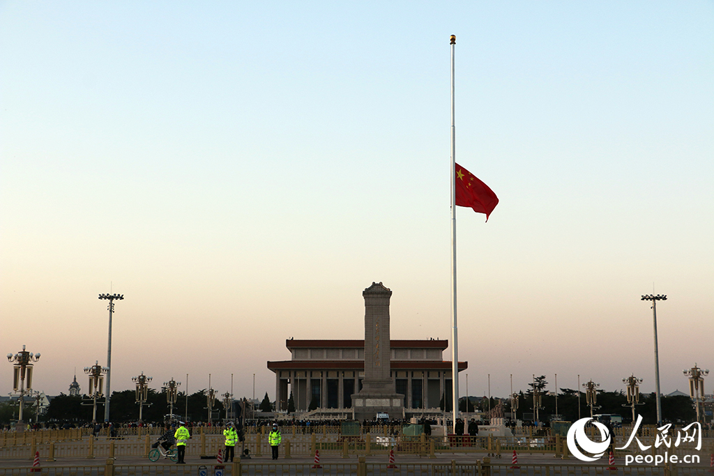 4月4日，北京天安門廣場降下半旗，表達對抗擊新冠肺炎疫情斗爭犧牲烈士和逝世同胞的深切哀悼。 人民網記者 蔣建華 攝