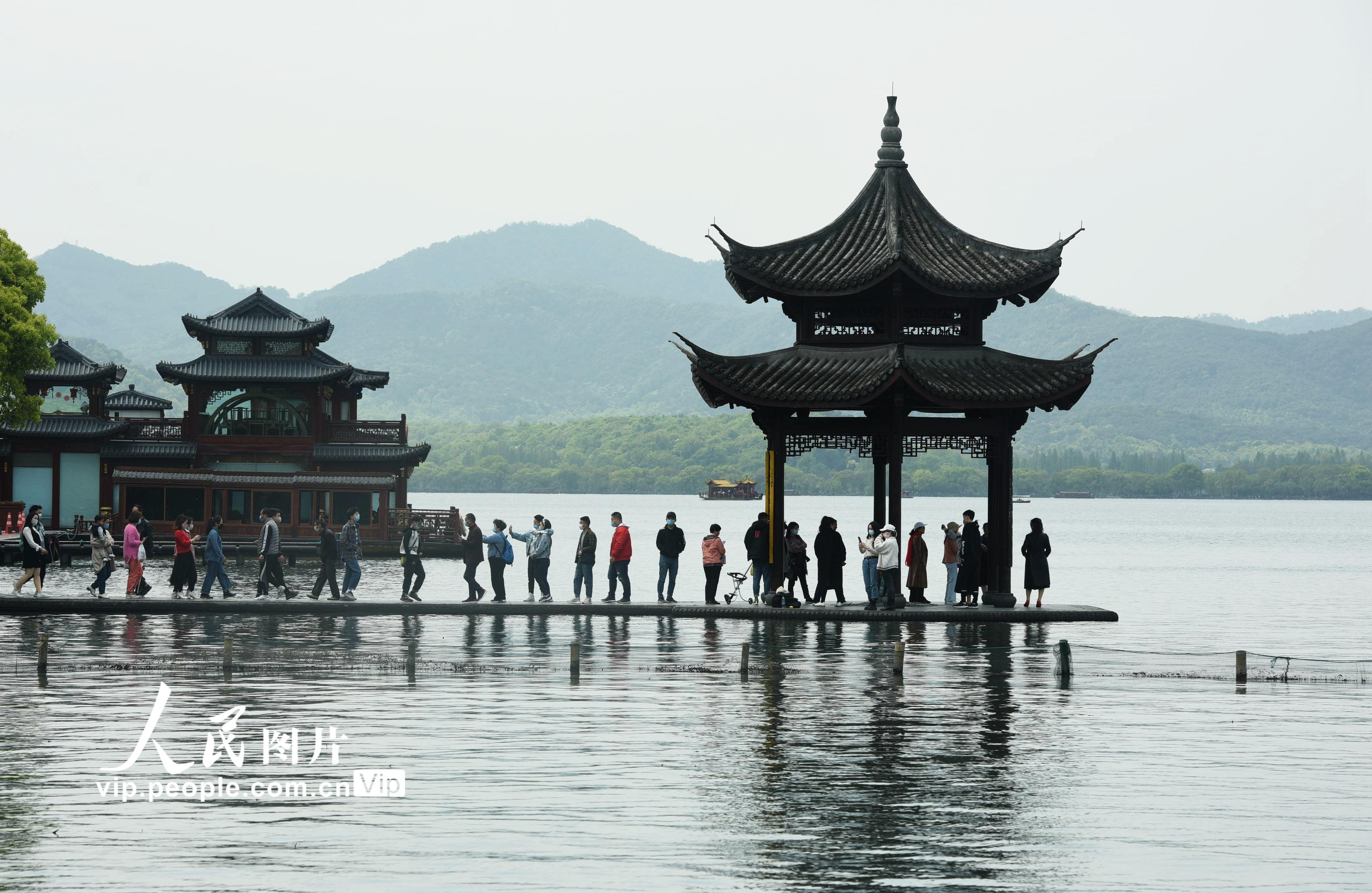 清明假期春光明媚 杭州西湖迎來旅游小高峰
