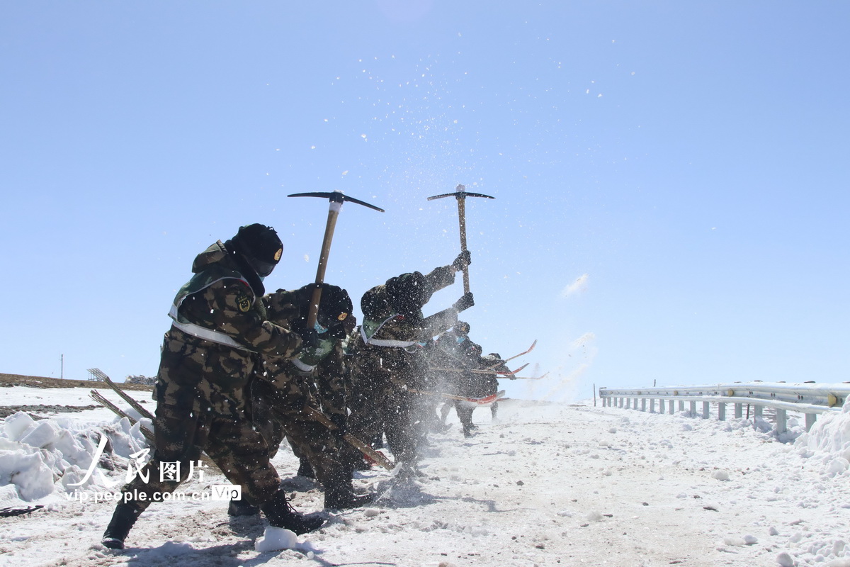 4月4日，武警官兵利用十字鎬、鐵鍬等工具對國道219線馬攸木拉達坂路段路面冰雪進行破除清理。