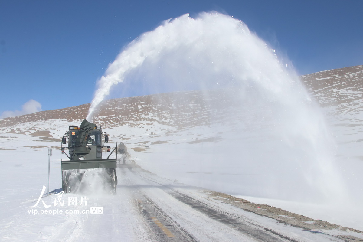 4月5日，武警官兵利用拋雪機在國道219線馬攸木拉達坂路段除雪。