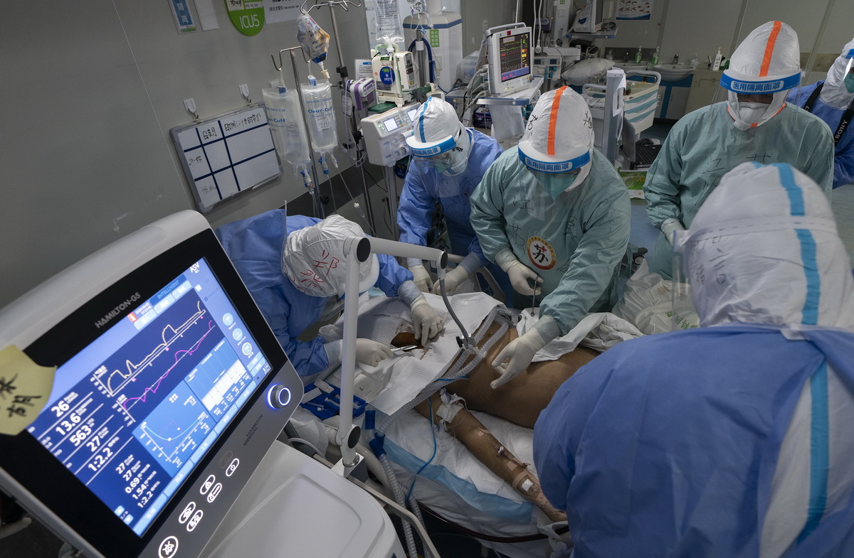 4月5日，在武漢市肺科醫院，醫護人員在幫老胡撤掉ECMO（體外膜肺氧合）。