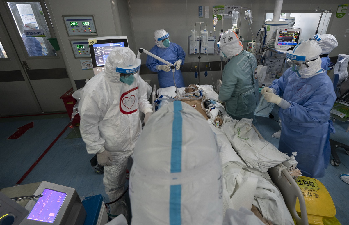 4月5日，在武漢市肺科醫院，醫護人員在做撤掉ECMO（體外膜肺氧合）前的准備。