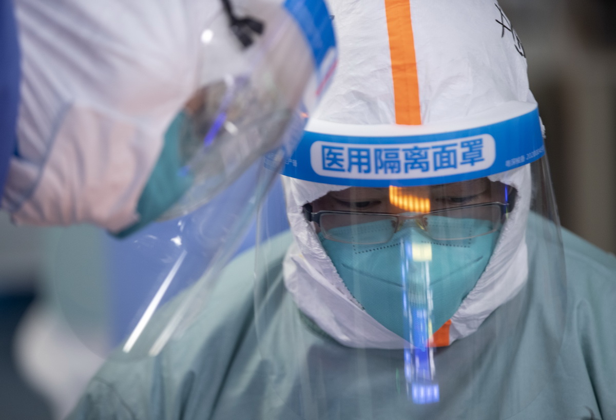 4月5日，在武漢市肺科醫院，撤掉ECMO並結束按壓止血后，江蘇醫療隊隊員莫敏（右）和隊友查看老胡的監控設備。