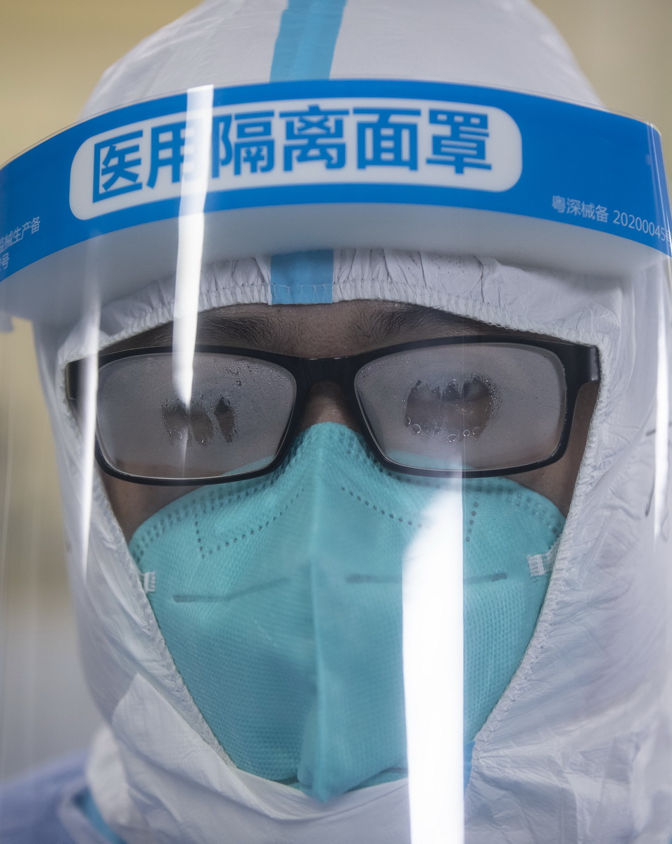 4月5日，在武漢市肺科醫院，參與撤掉ECMO操作的北京醫療隊隊員李緒言眼鏡上的霧氣形成了一個小窗。