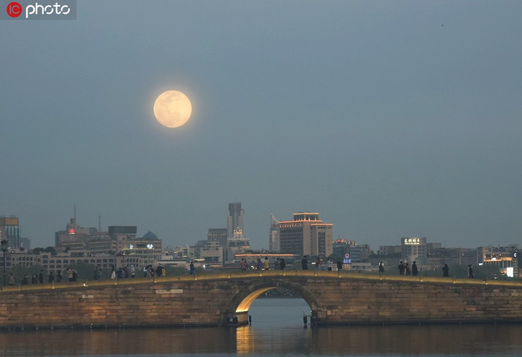 4月7日，在杭州西湖斷橋上空拍攝到的“超級月亮”（二次曝光）。龍巍/IC photo