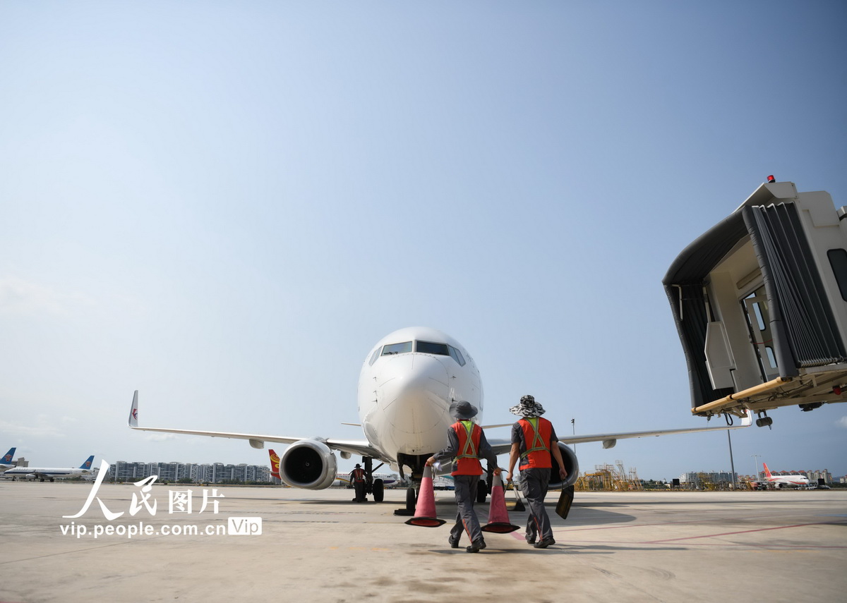 4月8日，由武漢天河機場起飛的MU2527航班搭載48名旅客抵達三亞鳳凰國際機場。