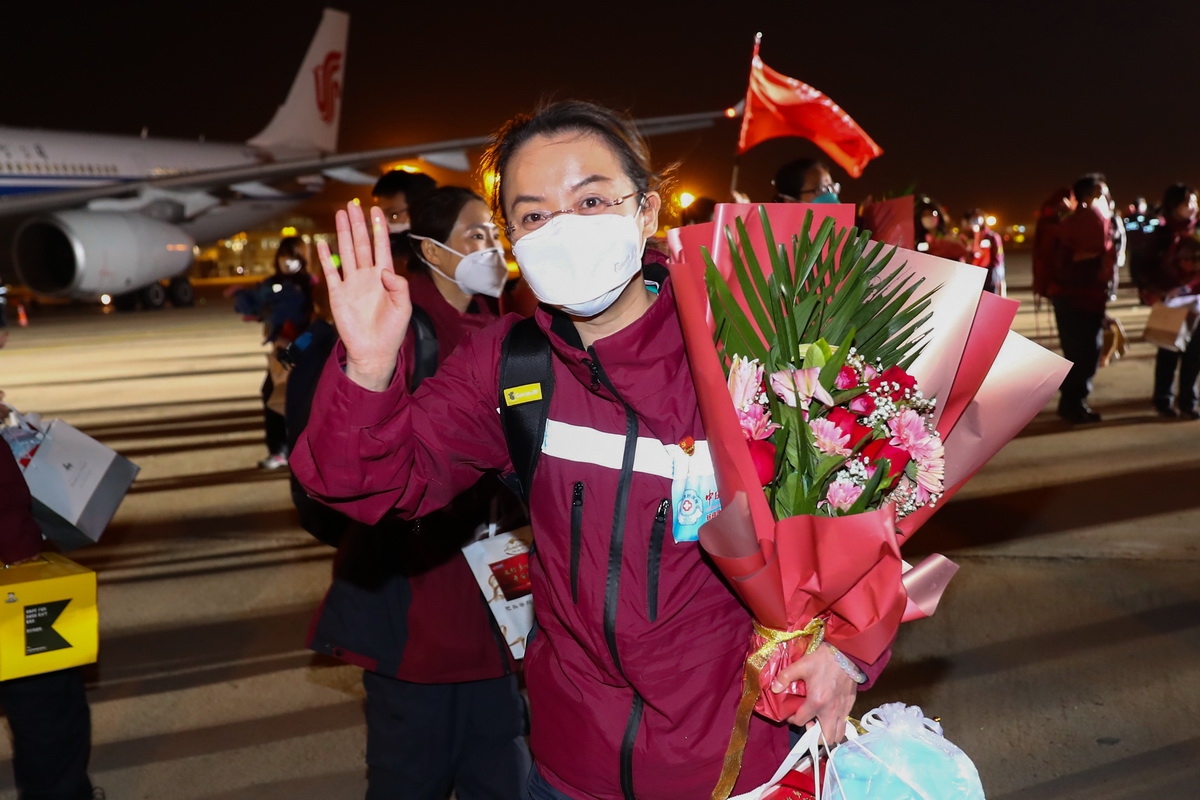 4月7日，國家援鄂醫療隊隊員抵達北京首都國際機場。