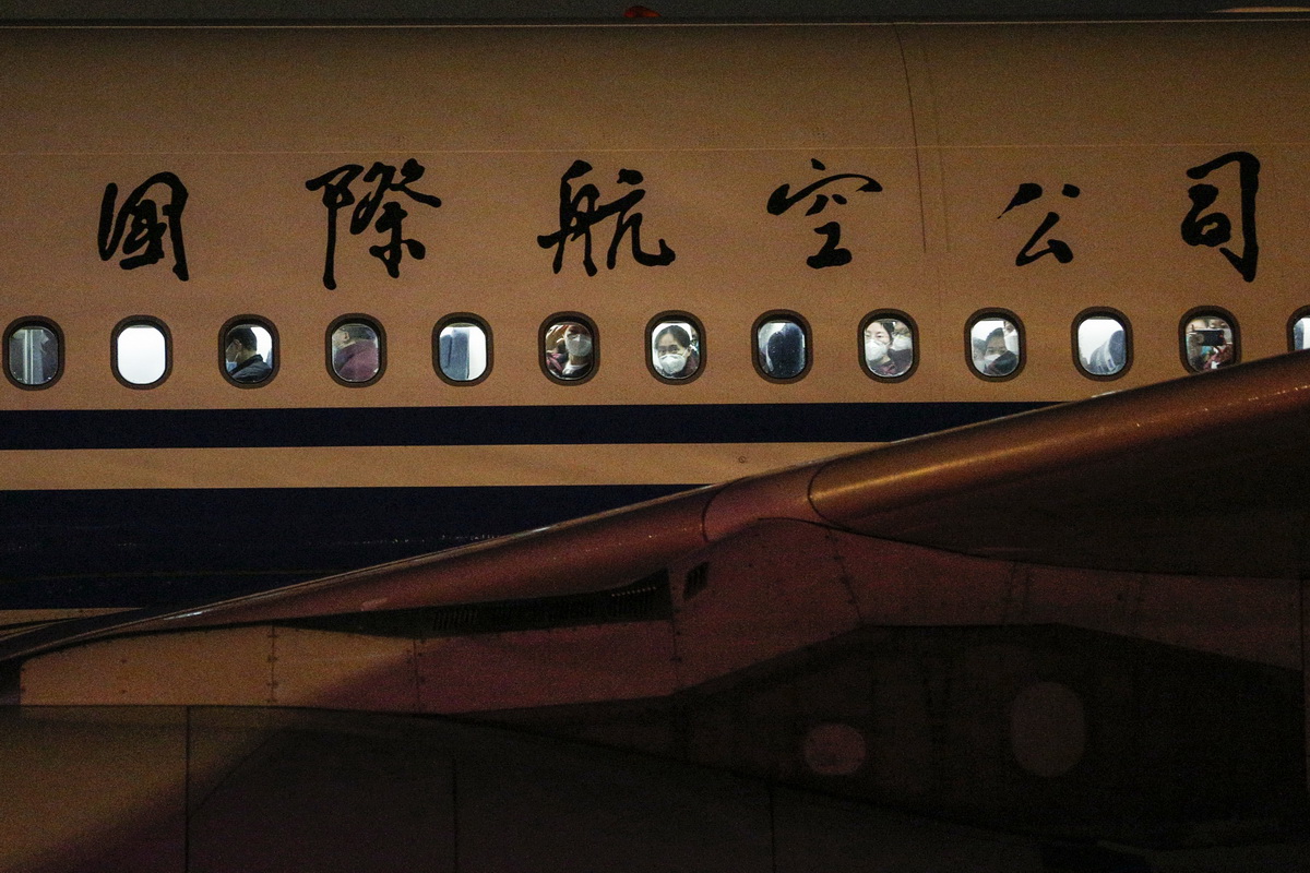 4月7日，國家援鄂醫療隊隊員乘坐的國航包機抵達北京首都國際機場。