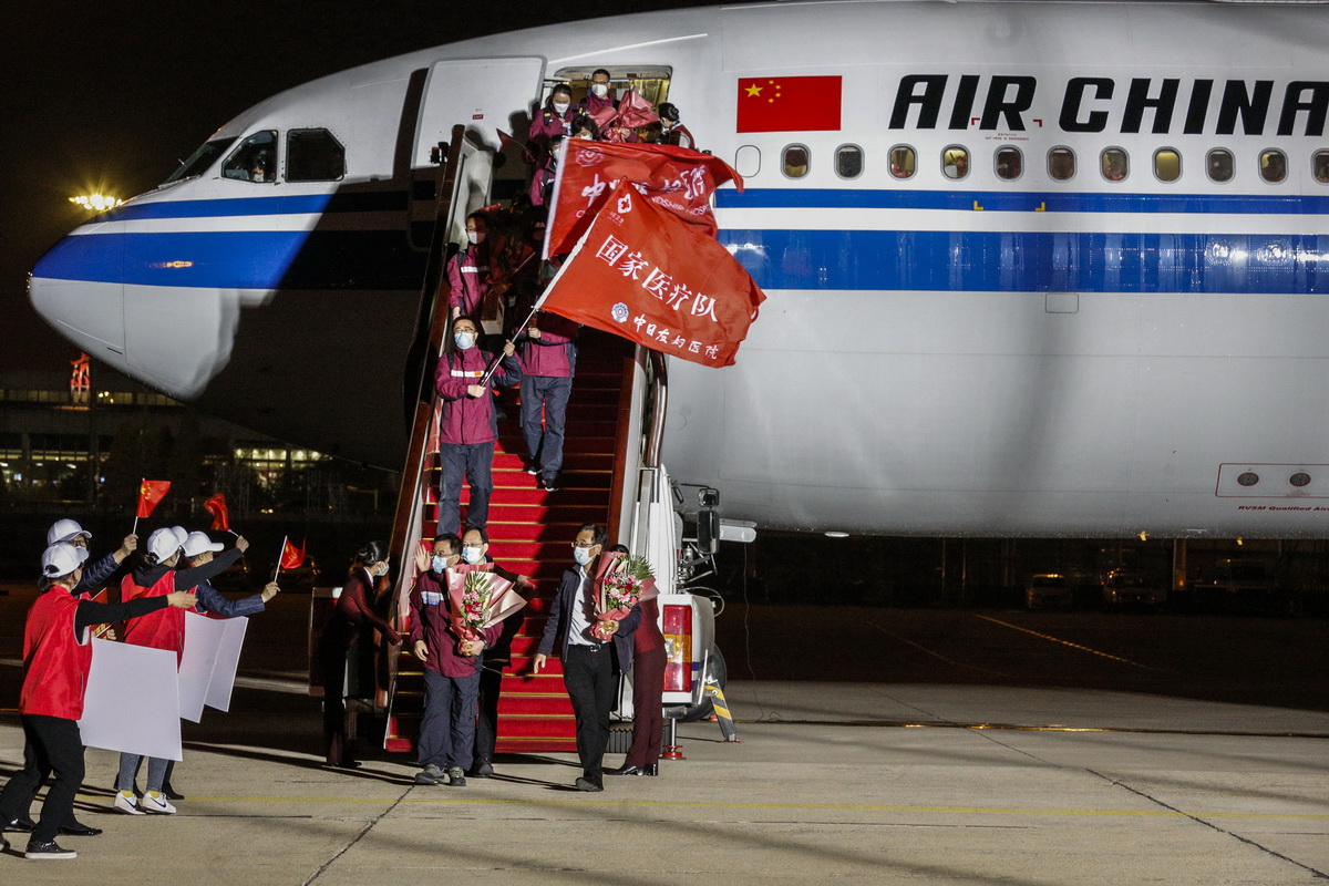 4月7日，國家援鄂醫療隊隊員抵達北京首都國際機場。