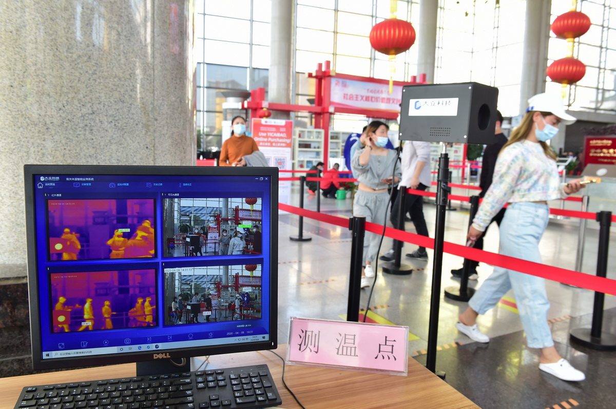 義烏國際商貿城一區入口設有用於監測進入市場人員體溫的紅外測溫儀（4月8日攝）。