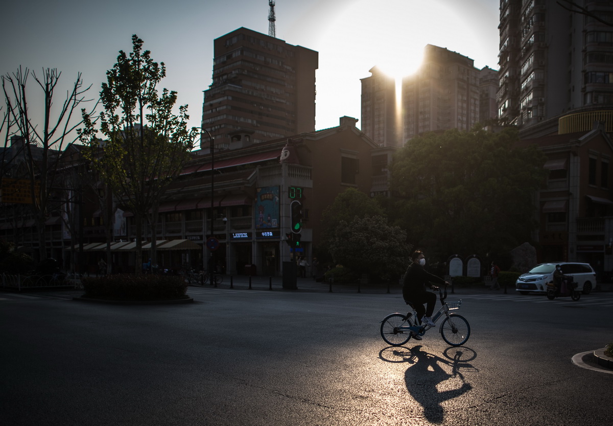 4月12日，市民在吉慶街附近騎單車。
