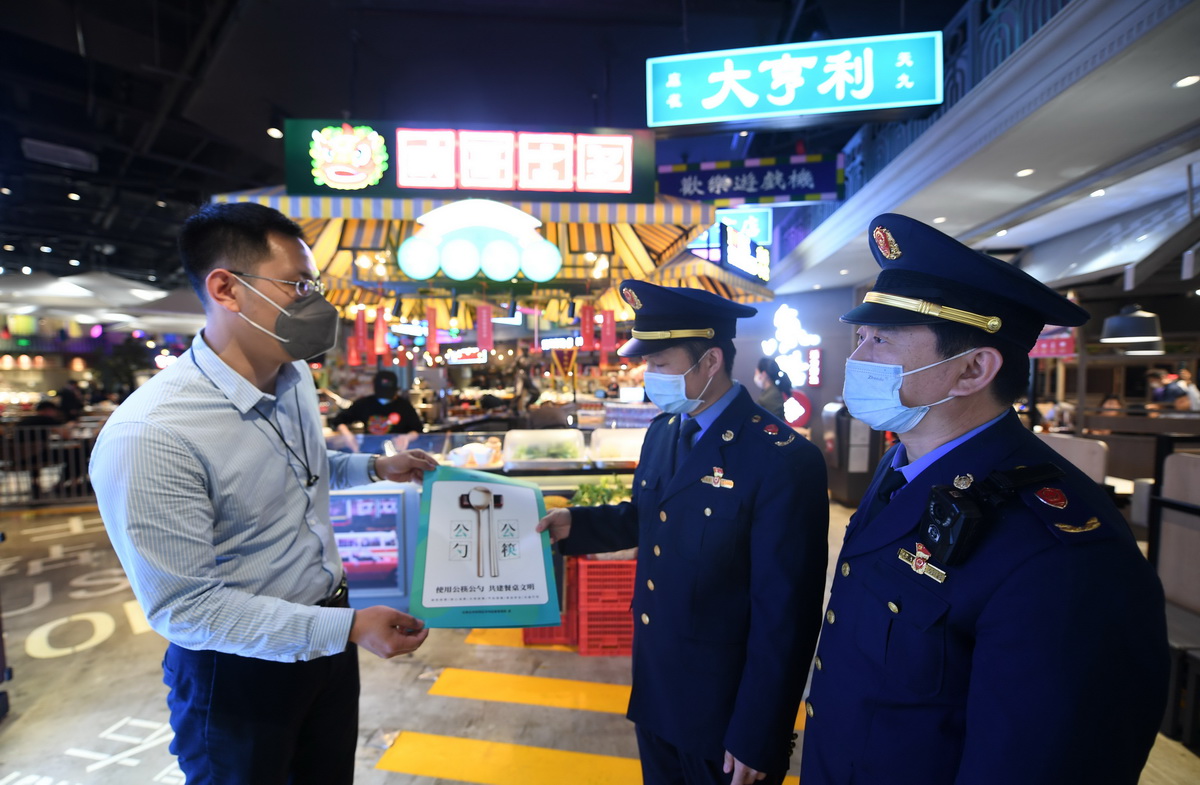 4月13日，石家庄市橋西區市場監督管理局工作人員向餐飲商戶發放提倡公勺公筷的宣傳材料。