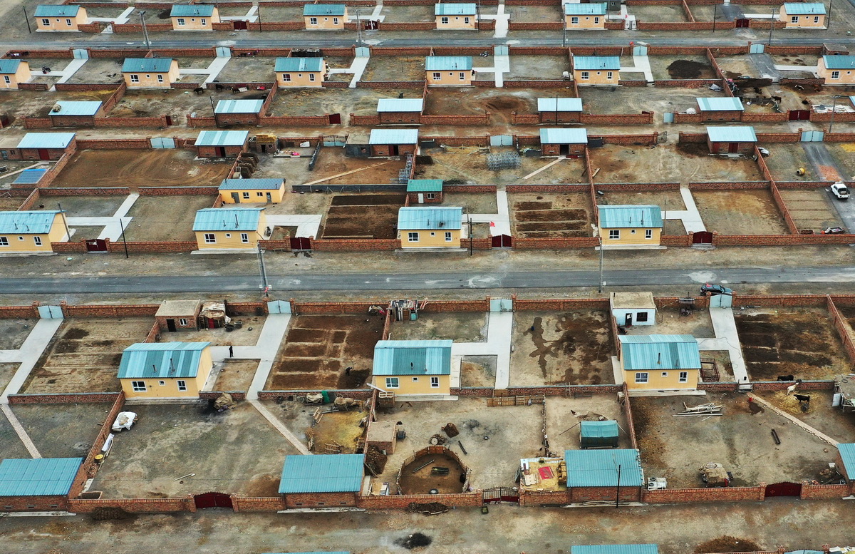 4月13日拍攝的新疆托裡縣庫普鄉朗古特勒村異地搬遷安居點（無人機照片）。