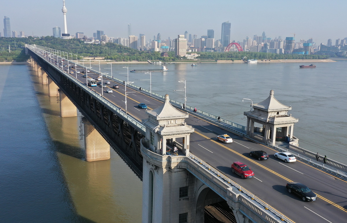 4月15日在早高峰時段拍攝的武漢長江大橋（無人機照片）。新華社記者 李賀 攝