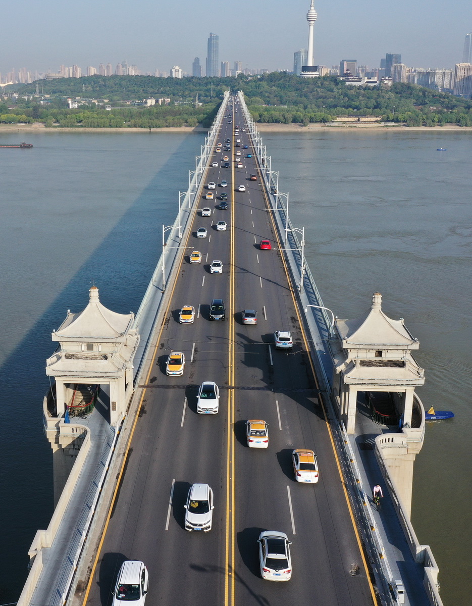 4月15日在早高峰時段拍攝的武漢長江大橋（無人機照片）。新華社記者 李賀 攝