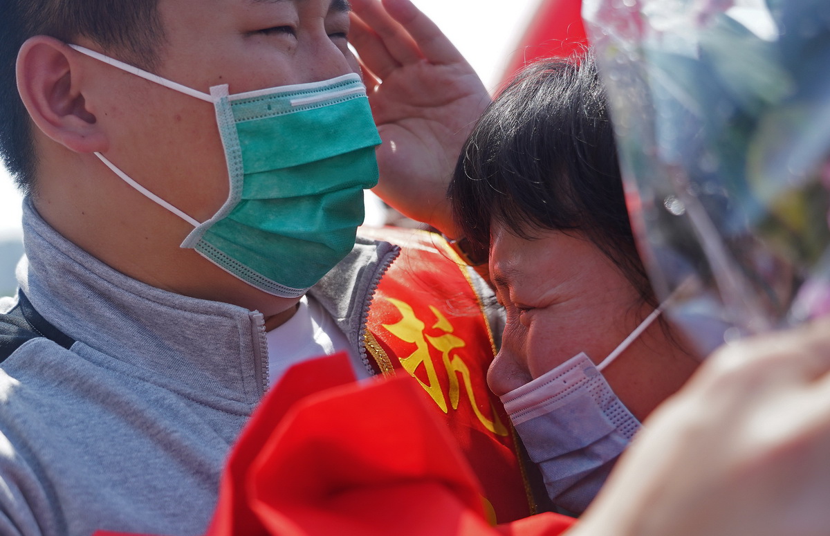 4月15日，在南昌大學一附院象湖院區，醫療隊員劉俊（左）與母親相擁而泣。