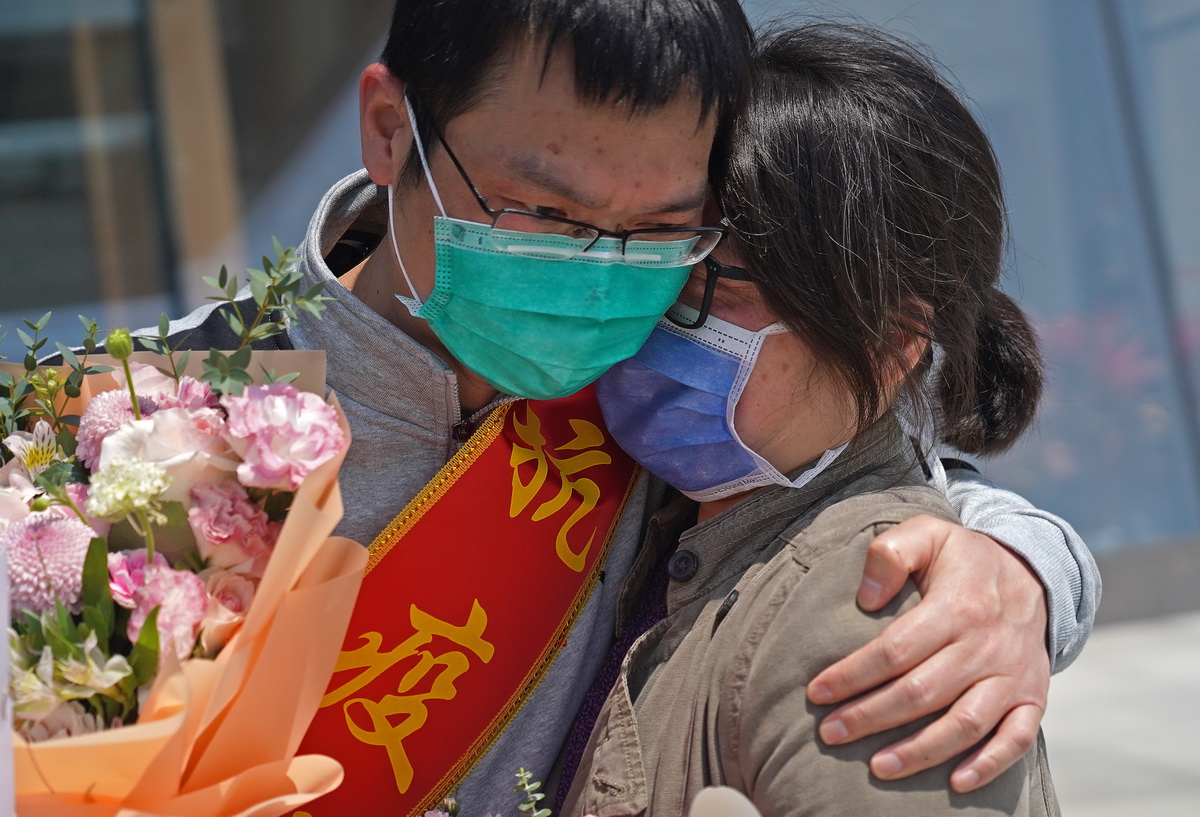 4月15日，在南昌大學一附院象湖院區，醫療隊員曾振國（左）與愛人團聚。