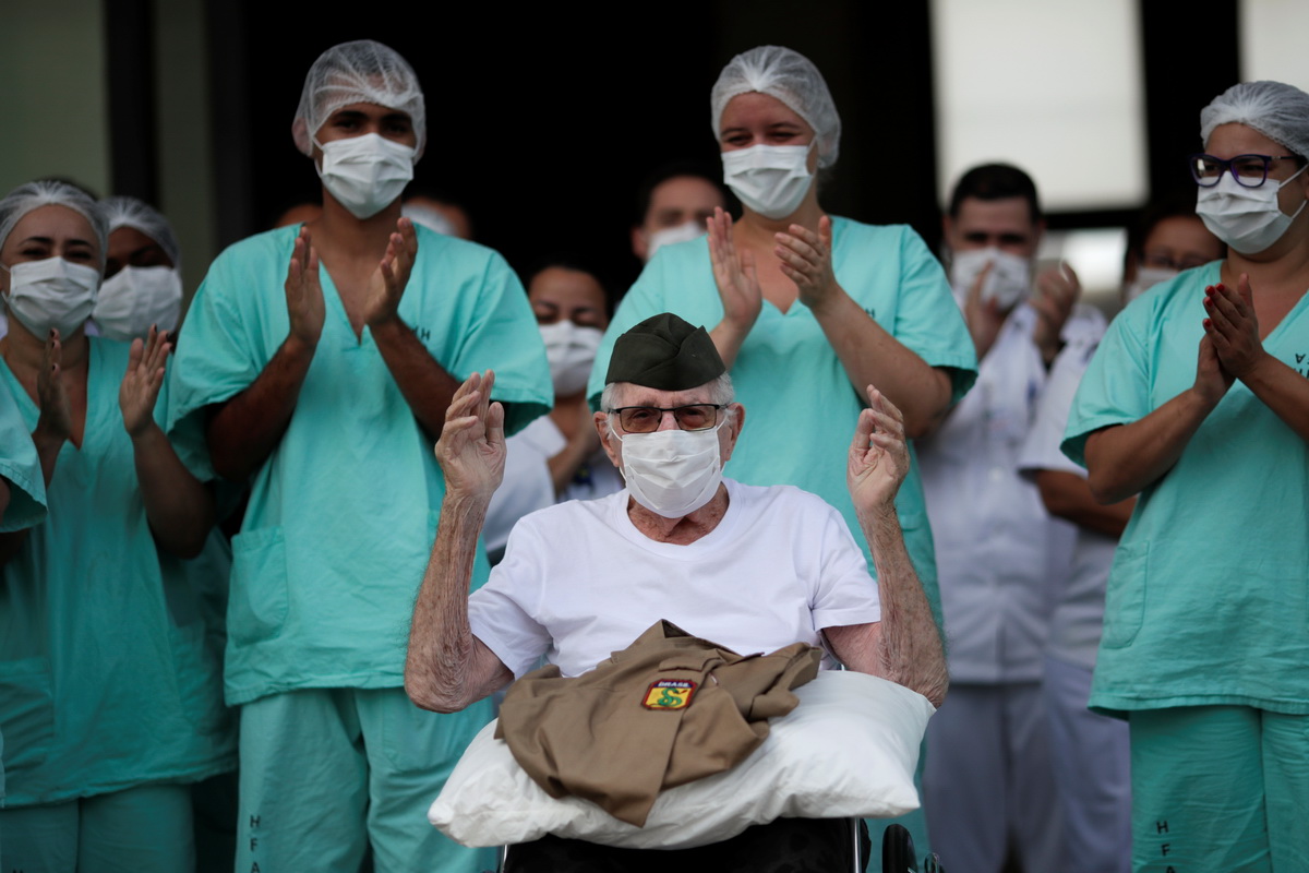 4月14日，在巴西首都巴西利亞，醫護人員鼓掌慶祝退役老兵埃爾南多·皮維塔出院。