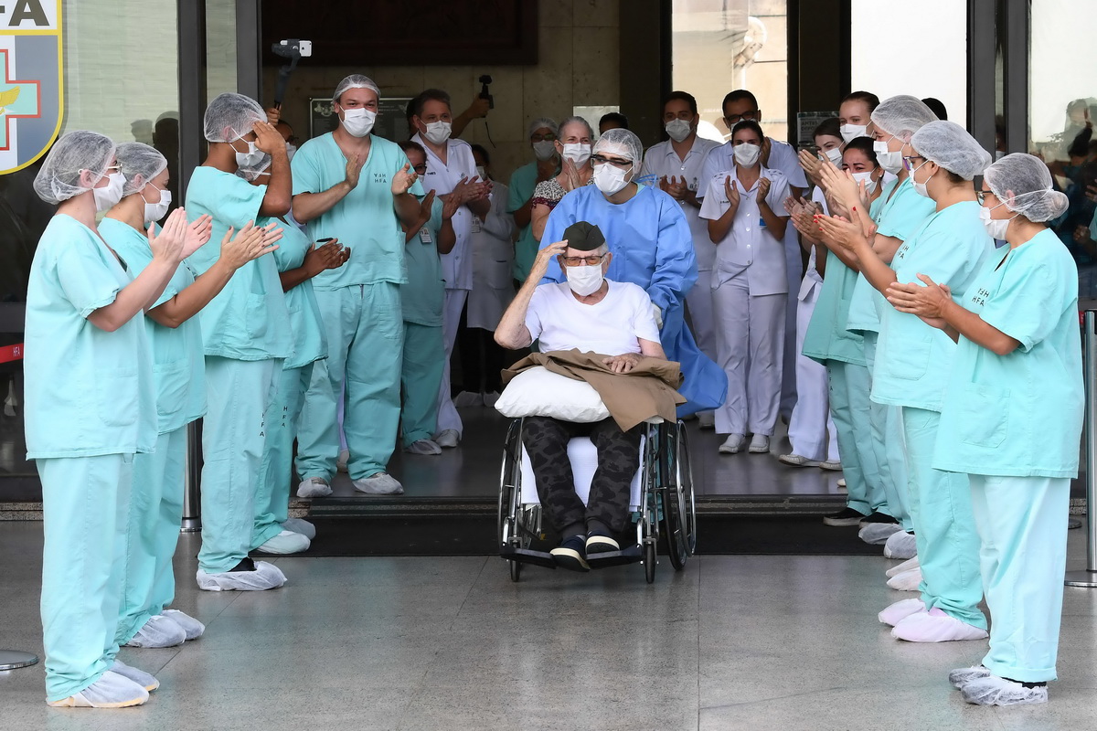 4月14日，在巴西首都巴西利亞，退役老兵埃爾南多·皮維塔在離開醫院時向醫護人員敬禮。