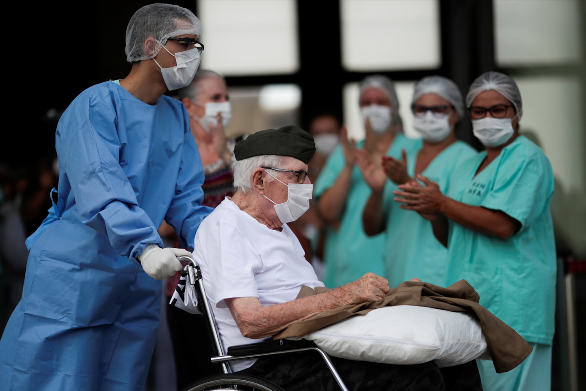 4月14日，在巴西首都巴西利亞，醫護人員鼓掌慶祝退役老兵埃爾南多·皮維塔出院。