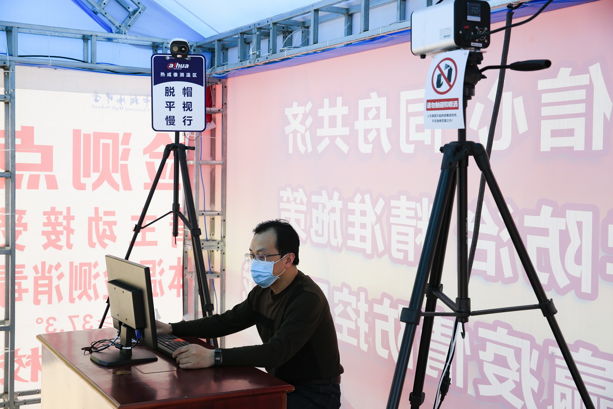 4月15日，在重慶市北碚區朝陽中學南校區，一名教師在調試紅外線體溫檢測儀。