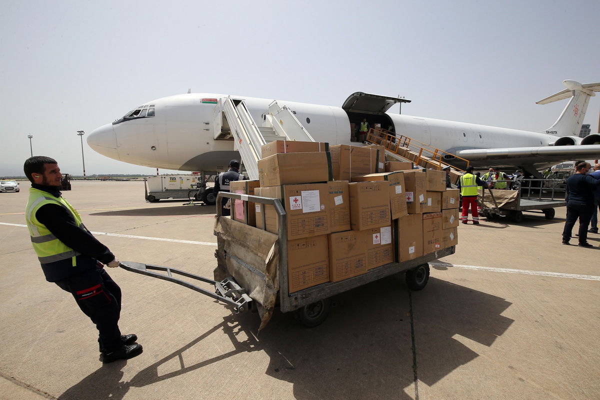 4月15日，在阿爾及利亞阿爾及爾國際機場，工作人員搬運中國援助的醫療物資。