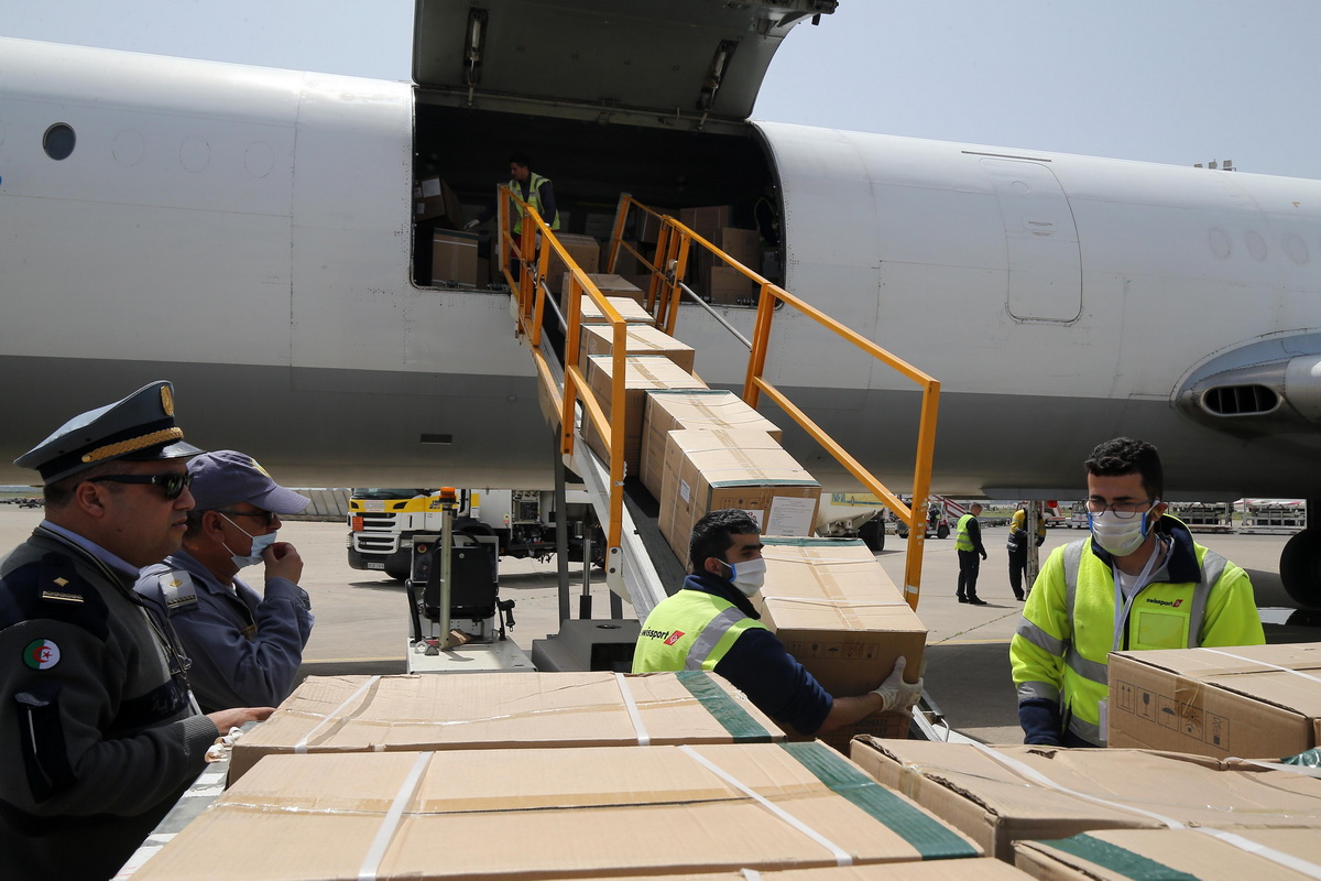 4月15日，在阿尔及利亚阿尔及尔国际机场，工作人员搬运中国援助的医疗物资。