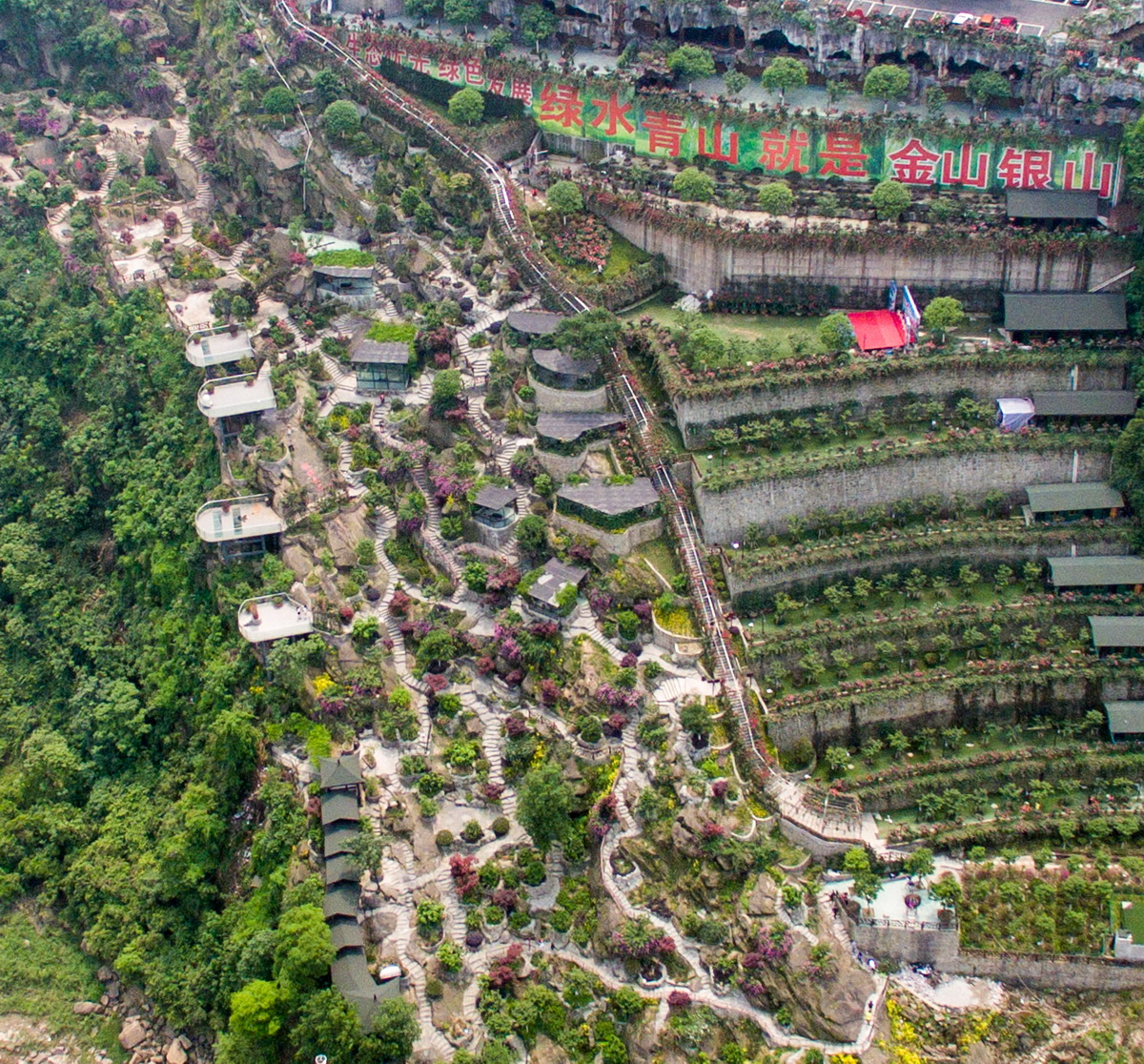 這是4月16日拍攝的重慶市南岸區銅鑼花谷生態園（無人機照片）。