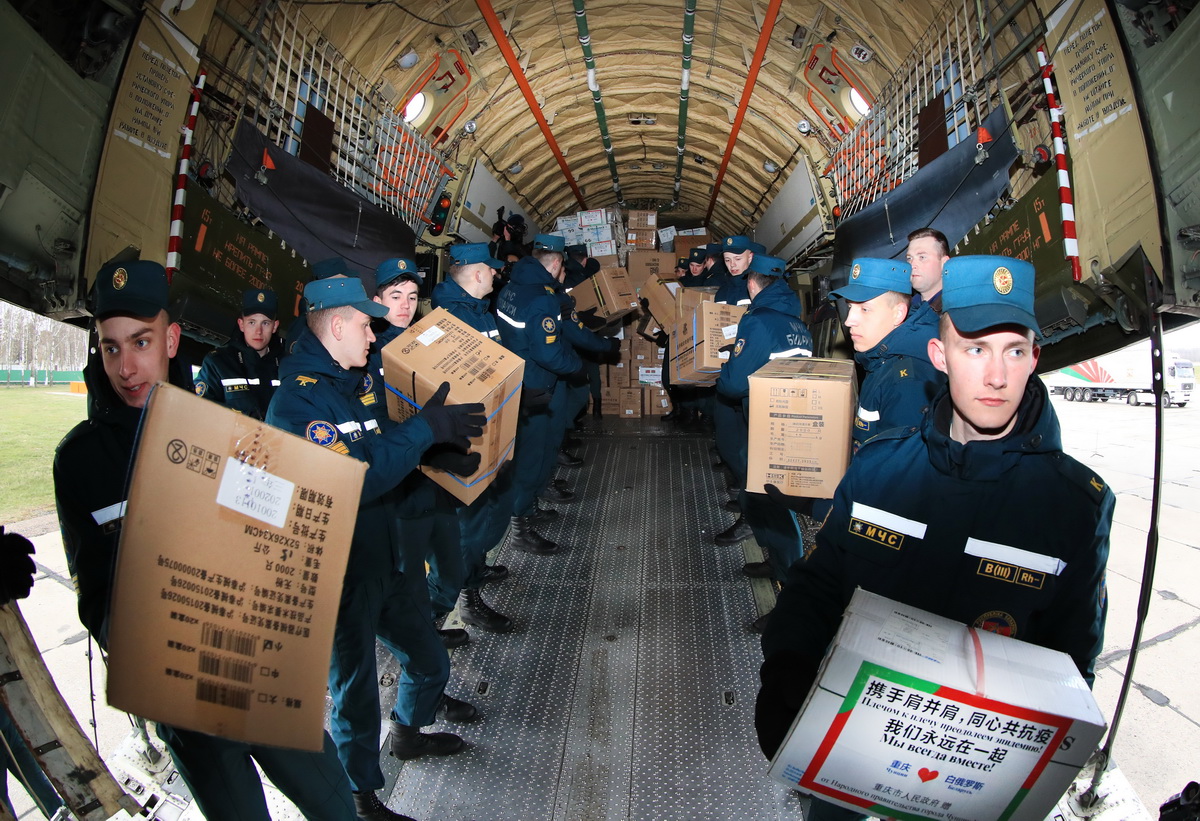 4月17日，在白俄羅斯首都明斯克郊區的軍用機場，白緊急情況部官兵從運輸機上卸載中國援助的抗疫物資。