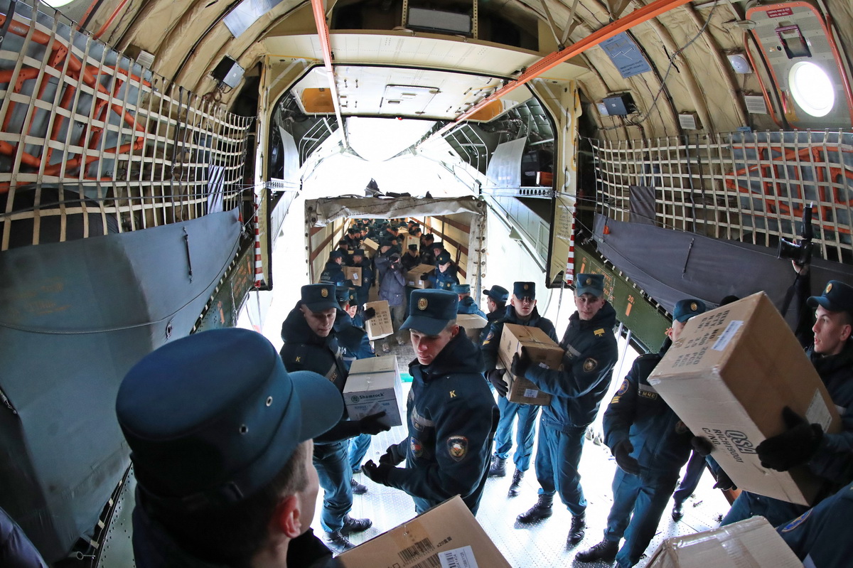 4月17日，在白俄羅斯首都明斯克郊區的軍用機場，白緊急情況部官兵從運輸機上卸載中國援助的抗疫物資。
