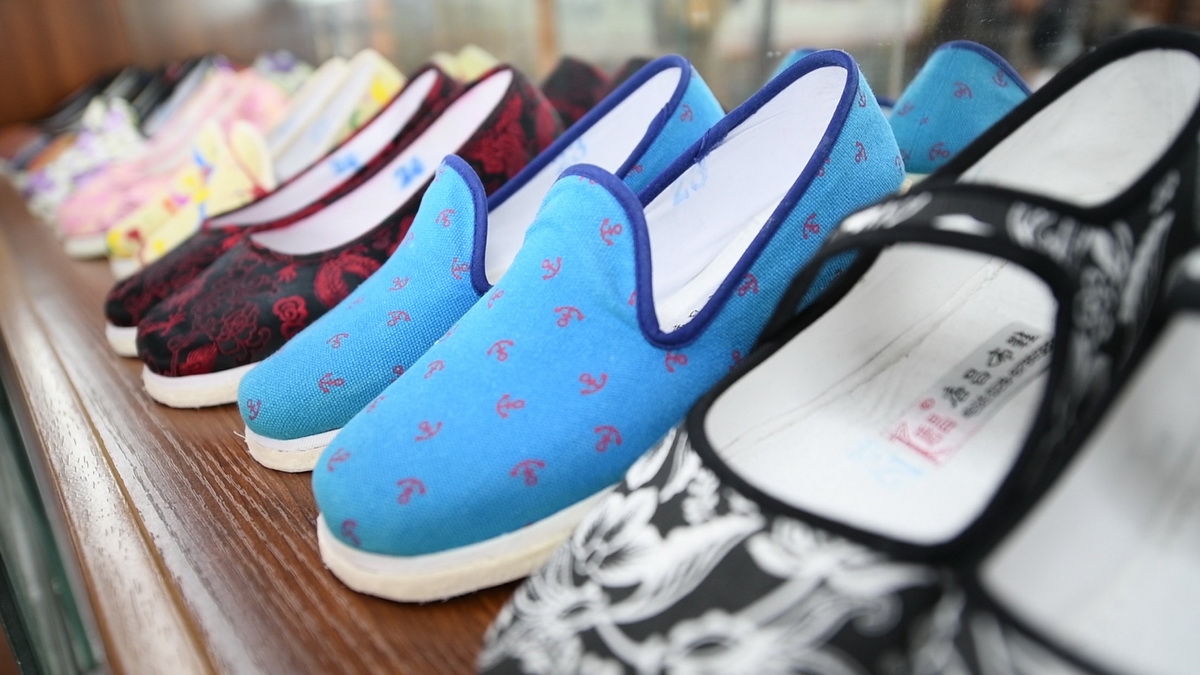 4月17日，在戰旗村，擺放在展示櫃裡各種樣式的布鞋。