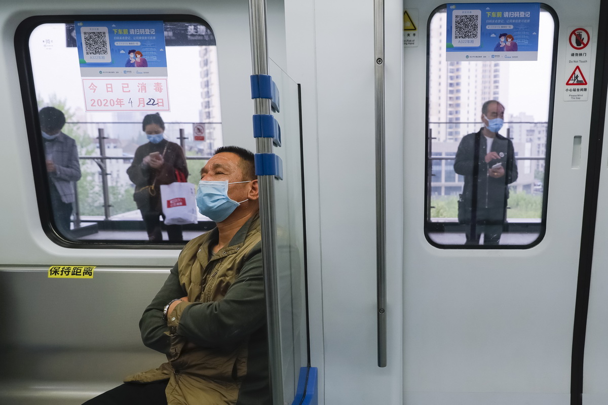 4月22日，乘客乘坐武漢軌道交通一號線出行。