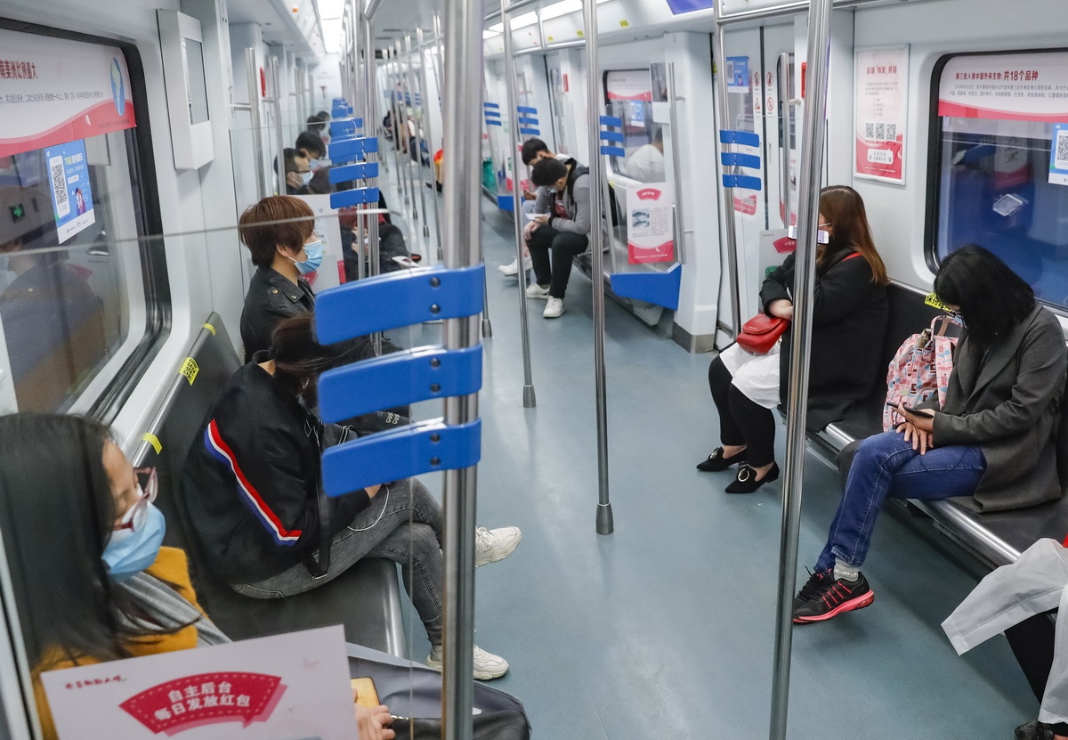 4月22日，在武漢軌道交通一號線上，乘客間隔一定距離坐在車廂裡。