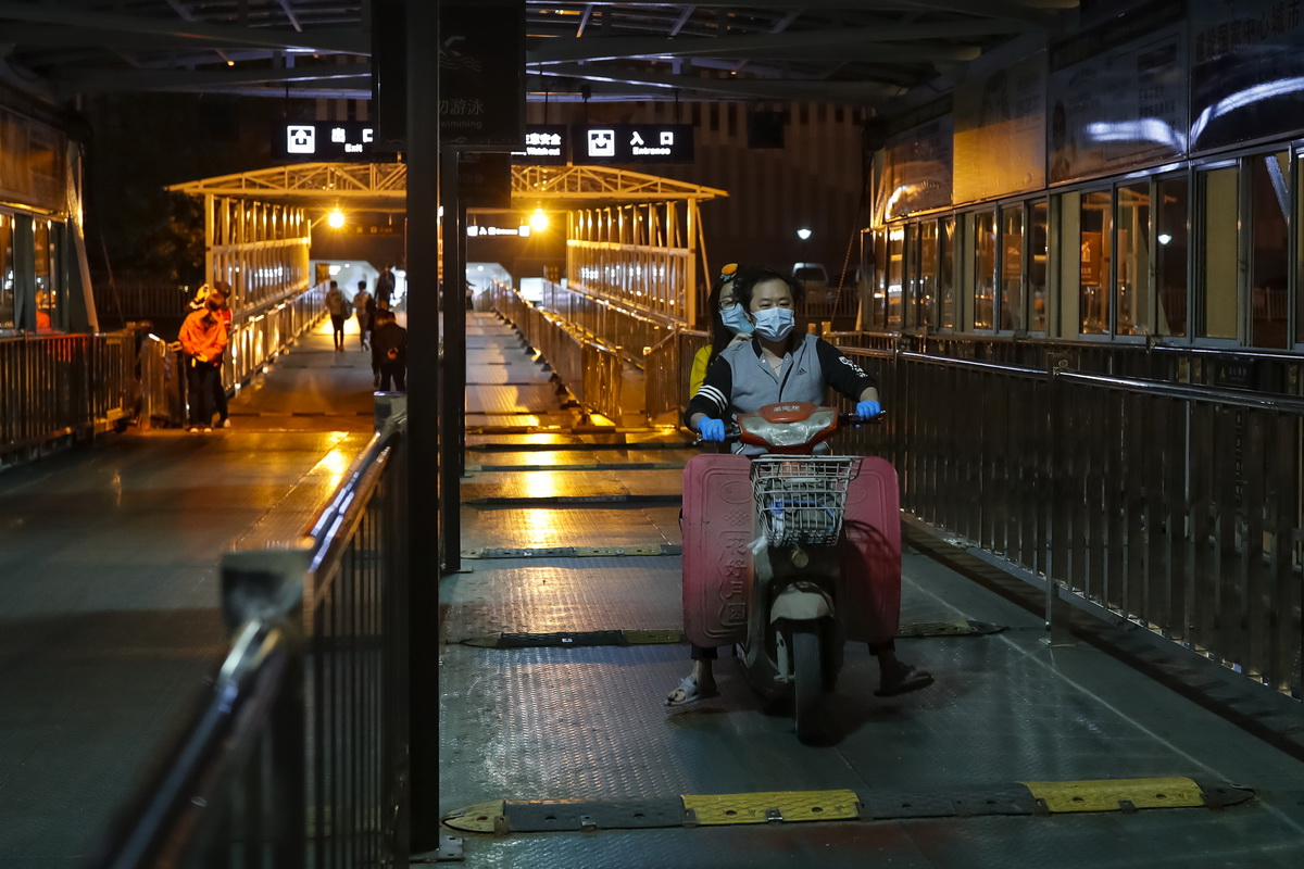 4月22日，市民騎電動車乘坐武漢長江客運輪渡出行。