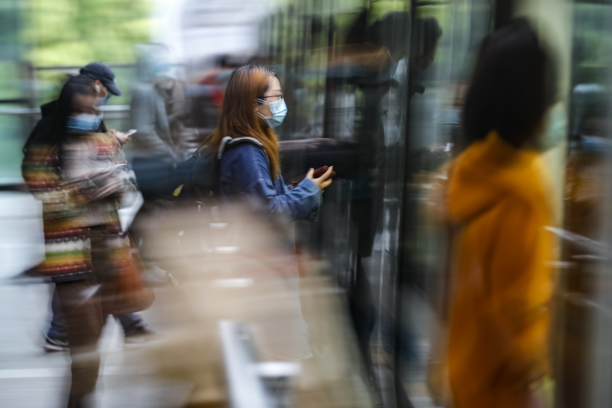 4月22日，在武漢軌道交通一號線，乘客排隊有序上車。
