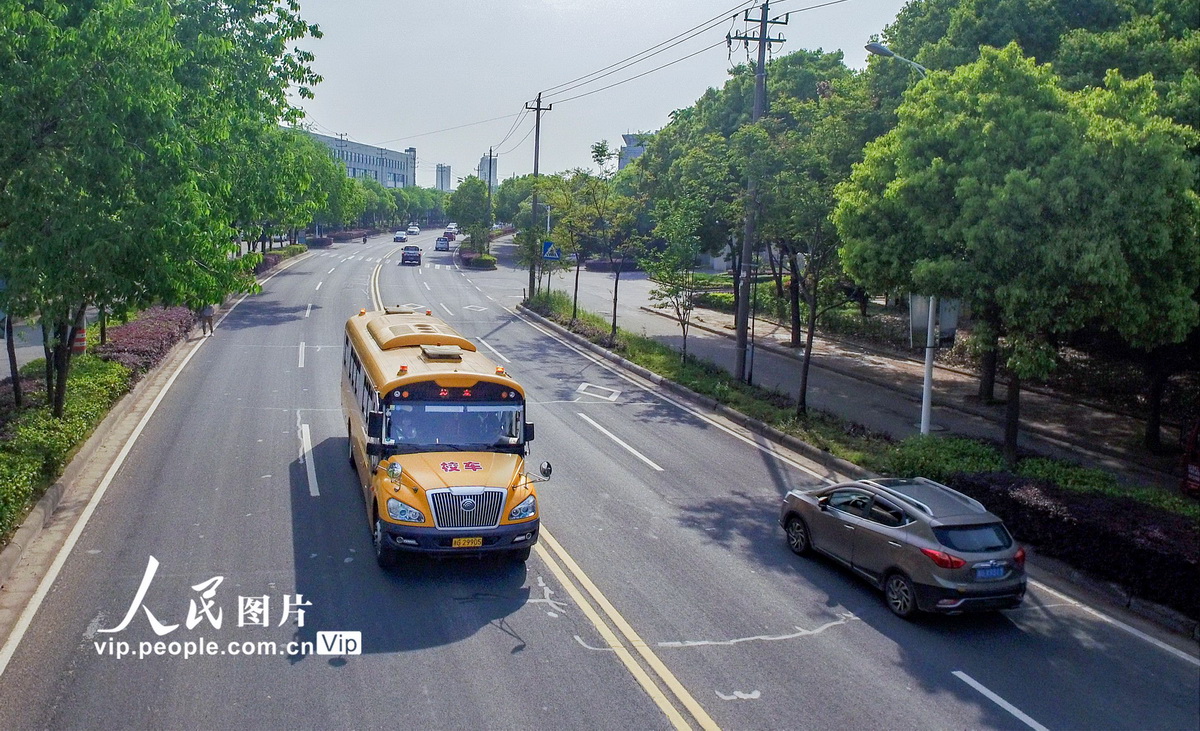 4月22日，浙江省金華市金東區迎來了小學春季開學，24輛校車服務於各鄉鎮中心小學。