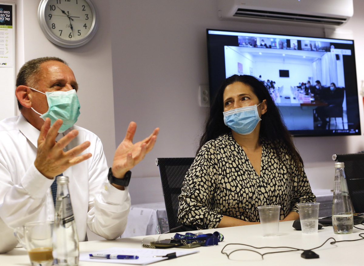 這是4月23日在以色列阿什杜德拍攝的以色列與中國專家就新冠肺炎防治舉行的視頻交流會議現場。
