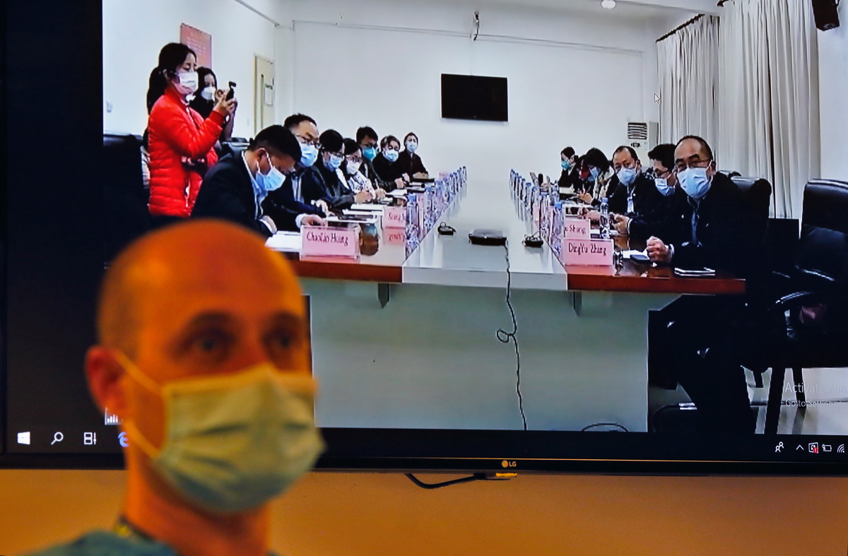 這是4月23日在以色列阿什杜德拍攝的以色列與中國專家就新冠肺炎防治舉行的視頻交流會議現場。