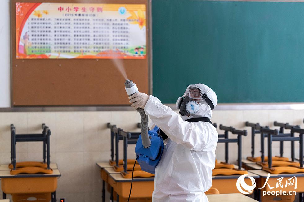 4月24日，消毒防疫人員正在使用超低容量噴霧，對教室進行物體表面消毒。（人民網記者 翁奇羽 攝）