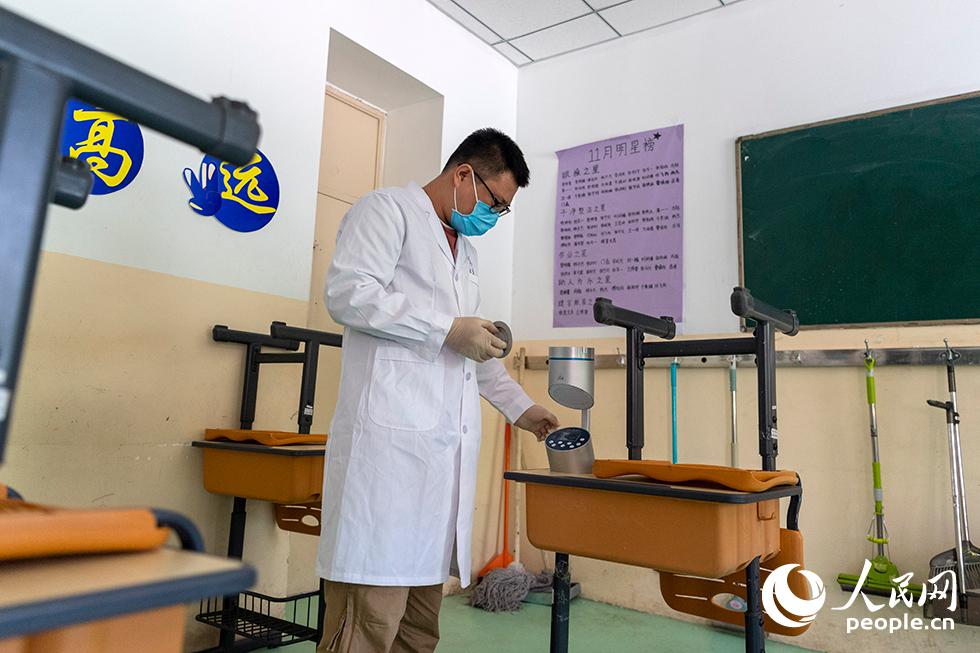 4月24日，檢測人員正在採集教室內的空氣樣本，檢測細菌含量。（人民網記者 翁奇羽 攝）