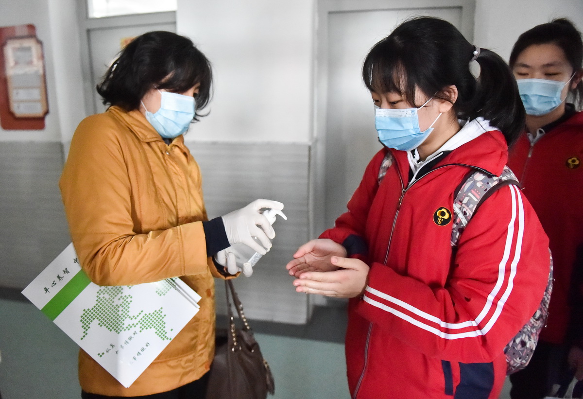 4月25日，在太原平民中學，學生在進入教室前用免洗手消毒液消毒。