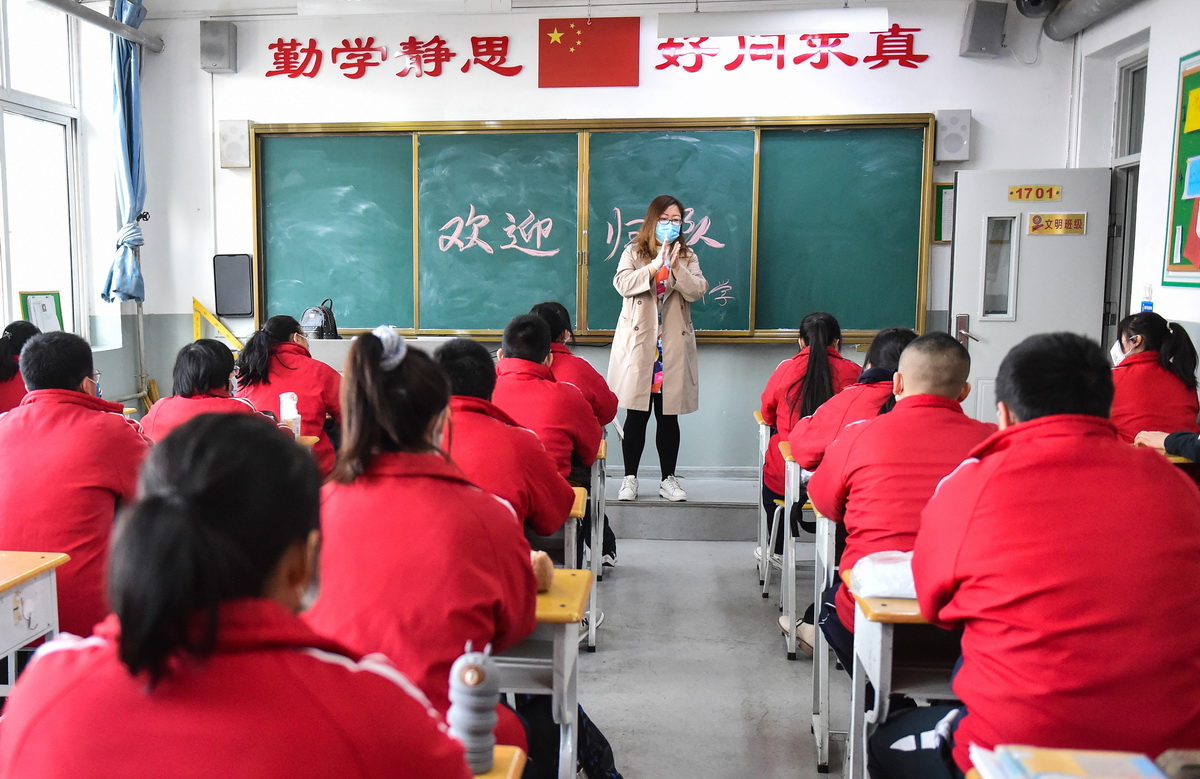 4月25日，在太原平民中學，老師給學生講解防疫知識。
