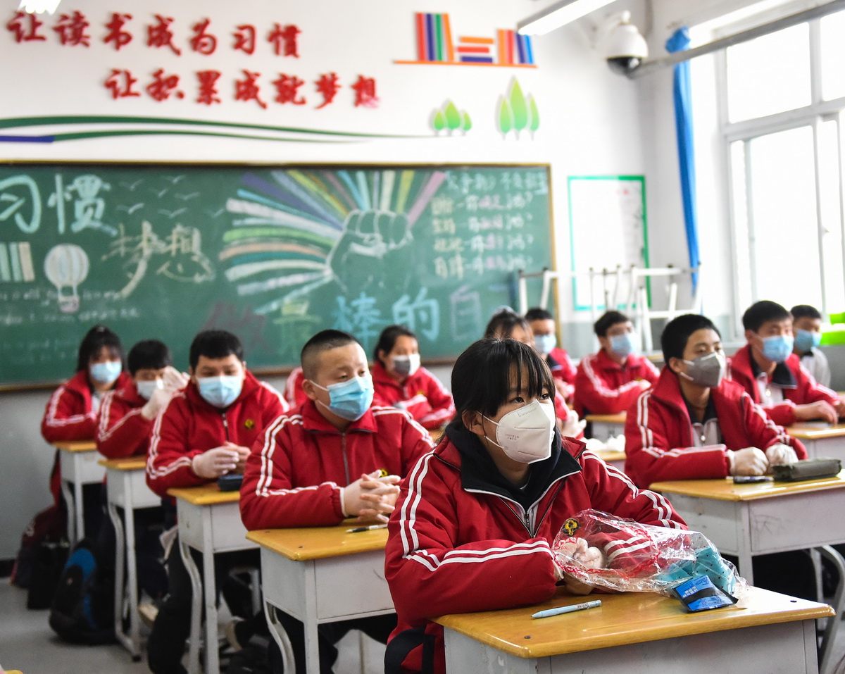 4月25日，太原平民中學學生在上課。