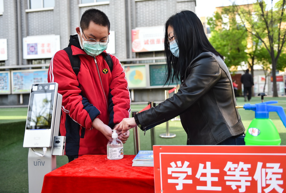 4月25日，在太原平民中學，學生進校后用免洗手消毒液消毒。