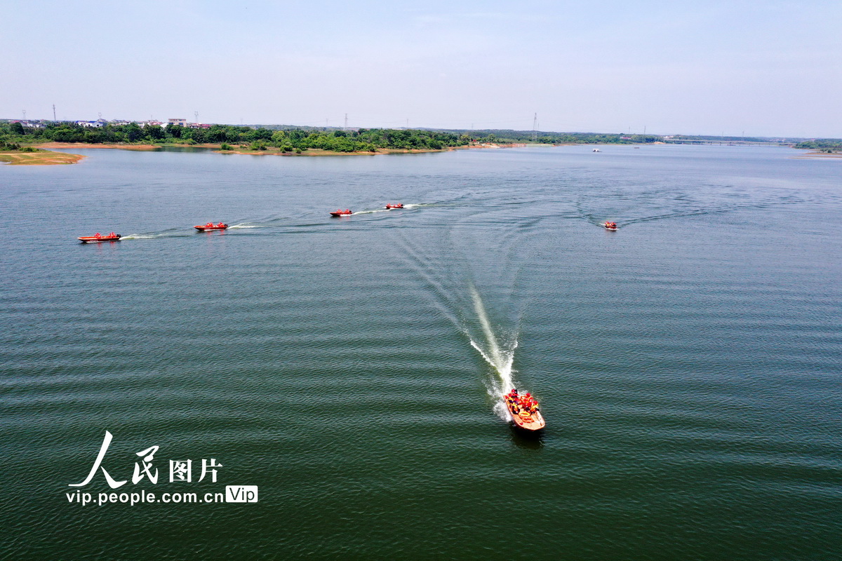 4月25日，搶險救援人員在江西省高安市曾家橋水庫演練現場進行沖鋒舟水上編隊防汛演練。