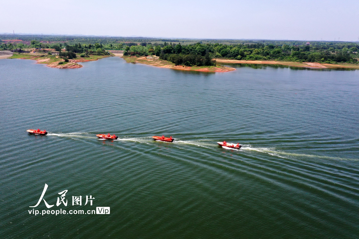 4月25日，搶險救援人員在江西省高安市曾家橋水庫演練現場進行沖鋒舟水上編隊防汛演練。