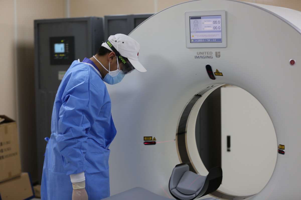 4月25日，在伊拉克巴格達的中國援建伊拉克CT檢查室，專家組專家王桉銘驗收CT設備。
