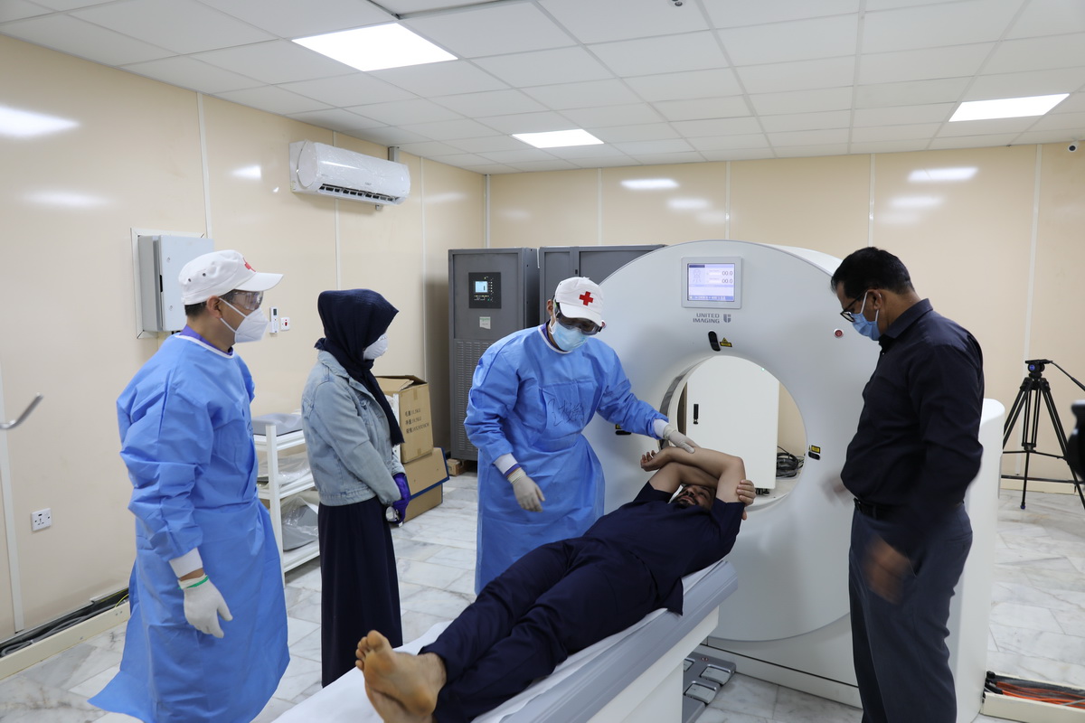4月25日，在伊拉克巴格達的中國援建伊拉克CT檢查室，專家組專家王桉銘（中）、陶中權（左一）為伊拉克放射科醫生培訓。